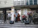 Skupina Kotva na plácku pred MsÚ v rámci Vrábe Skupina Kotva na plácku pred MsÚ v rámci Vrábe